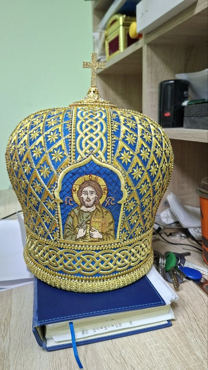 Голубая митра с вышивкой — фотография 1